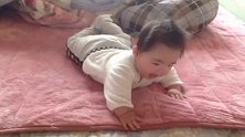 小宝宝趴在床上咿咿呀呀的跟妈妈说话，妈妈听着很开心吧
