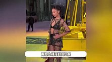 Jennie现身巴黎时装周太抢镜，穿镂空透视装火辣十足，迎合欧美市场