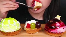 美女试吃蜜瓜慕斯蛋糕、什锦水果挞、蔓越莓蛋糕