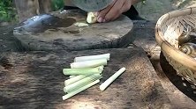 椰子汁煮福寿螺，咸中带甜，表弟说很下饭的