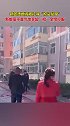 新郎遭婚闹被打得“抱头鼠窜”，东北新娘毫不客气地拿起