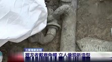 三星堆出土一尊立人像：头戴鹿角小帽，双手环握“龙头杖”