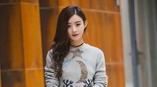 女神赵丽颖的唯美写真集，穿衣风格靓丽十足，一头卷发格外抢镜