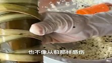 广东湛江人包粽子，阿姨这粽子包得真亮。