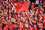 燃！12强赛国足力克中亚狼 五万人赛后大合唱《怒放的生命》