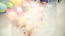 恶搞升级:老外用1000个盐浴球泡澡，入水瞬间画面不忍直视！
