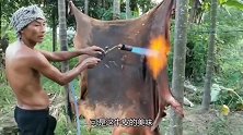 农村小伙土法“烤牛皮”，做成手撕牛皮比牛巴香，撕拉一声真舒服