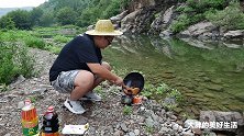 萌狮大赏 大胖河边翻弄红烧排骨，西瓜已冰好，这种吃法最迷人