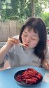 轻松剥小龙虾的方法你们学会了吗用嘴剥虾挑战  别怕恋爱吧