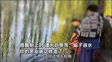 大爷大妈在西湖放生大桶泥鳅，男子提醒反被骂：脑子进水，你恶业就这样造成了