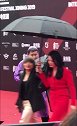 下着雨拍的无滤镜姚晨，气场足啊！