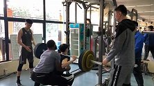 宠溺的眼神！胡明轩练大重量深蹲 杜峰一旁关爱时刻准备保护