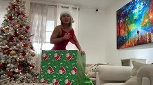 恶作剧：女友藏在圣诞礼物盒里，偷偷把回来的男友整蛊