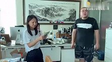 辉哥和同事穿情侣装，还勾肩搭背拍照给媳妇看，辉嫂回复太绝了！