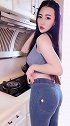 紧俏牛仔裤显得美女身材真棒