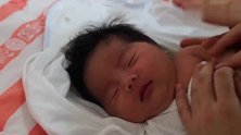 趁着小宝宝懵懂无知，给小宝宝扎针，小家伙一脸无辜瞬间疼到大哭