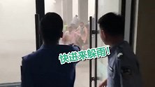 一个动作温暖人心！暴雨中民警打开警亭喊众人：快进来躲雨！
