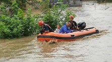 暴雨侵袭安徽宁国，消防紧急营救被困群众