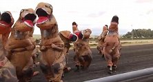 25头“霸王龙”参加赛跑比赛 表情狰狞 引路人狂笑不止