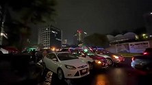 墨西哥球迷在厄瓜多尔队入住的酒店外疯狂制造噪音