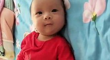 小宝宝一个人玩得好嗨，这摇头晃脑的样子真可爱啊，真是叫人喜欢