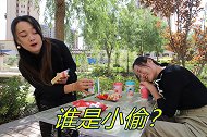 美女买零食不花钱，闺蜜效仿，不料却赔200元冤枉钱！
