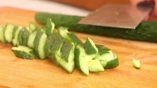超简单的拍黄瓜做法，用了几十年了，又脆又好吃，上桌家人爱吃