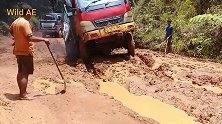 印尼超级泥泞的一段路，这才是真正的越野，司机的技术让人惊叹