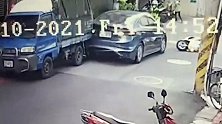 中国台湾：嚣张毒贩倒车冲撞警察 警方连开9枪仍撞车逃逸