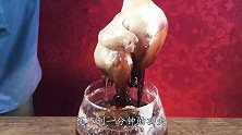 浓硫酸的威力有多强？老外用猪肉测试，画面惨不忍睹！