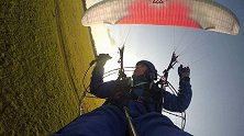 中国举办世界顶尖飞行节 滑翔伞世界冠军劳里参赛