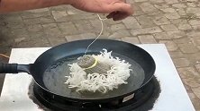 五星级酒店的大厨，居然在锅里炸出了花，谁知道这是什么原理？