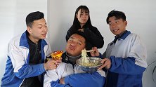 男同学得了“公主病”，吃饭要人喂上厕所要人陪，太夸张了