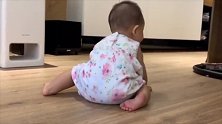 7个月宝宝想学爬学不会，只能乖乖坐着，孤独的背影真逗！