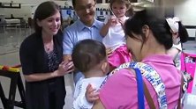 被遗弃的漂亮宝宝，得到外国夫妇的收养，紧紧地抱着新妈妈