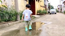 高兴第一次穿上雨靴,直接在姥姥家释放天性啦！