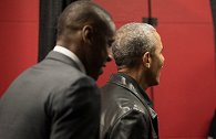 前总统来了！知名篮球爱好者奥巴马抵达球馆 乌杰里陪同入场