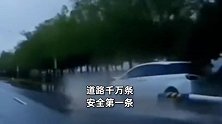 白车高速行驶在积水路段，下一秒直接撞上大树，现场视频曝光