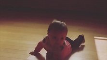 小宝宝匍匐前进的在地上爬，所过之处地板都干净了！真逗！