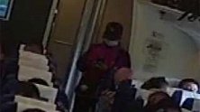 黑龙江：女子动车上偷手机藏鞋里，没想到闹铃响了