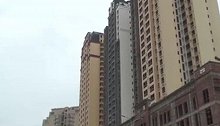 四川一男子下车锁车门 突遭“天降铁盘”砸中胸口