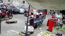 浙江5岁女童猛“倒车” 路过女子被撞进车厢致脑震荡