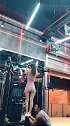 小姐姐做引体向上，差一点就相信她的臂力了