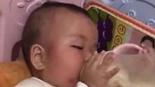 小宝宝真的是又困又饿，喝奶的时候都快睡着了，好搞笑！