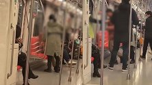 南京一男子地铁上猥亵身边女生被狂扇耳光 警方：男子已被行拘