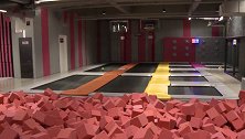四川成都：8岁男孩玩蹦床骨折，馆方回应场地不达标时竟说…
