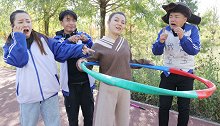 打饭转呼啦圈，赢过大厨可多打饭，没想大厨轻松赢阿宝100圈