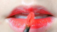 用双眼皮贴画唇妆，这样贴在嘴唇上，看起来高级感十足