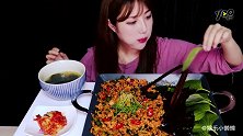 漂亮小姐姐吃韩式石锅拌饭，看色泽就知道非常好吃