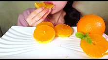 冰糖橙子的口感和颜值非常相衬，是好看又好吃的美食呀